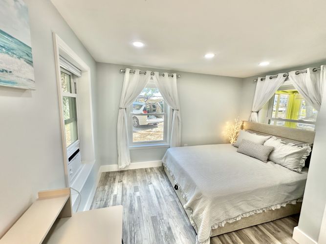 Queen Bed in bedroom