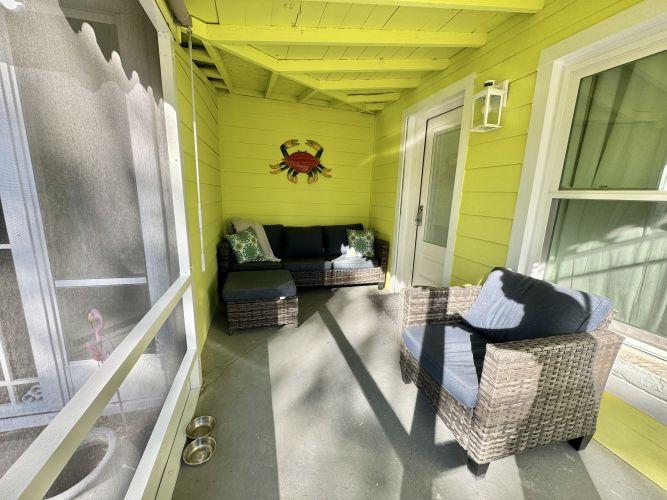 Screened in porch, great for relaxing