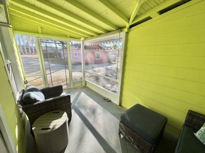 Screened in porch, great for relaxing